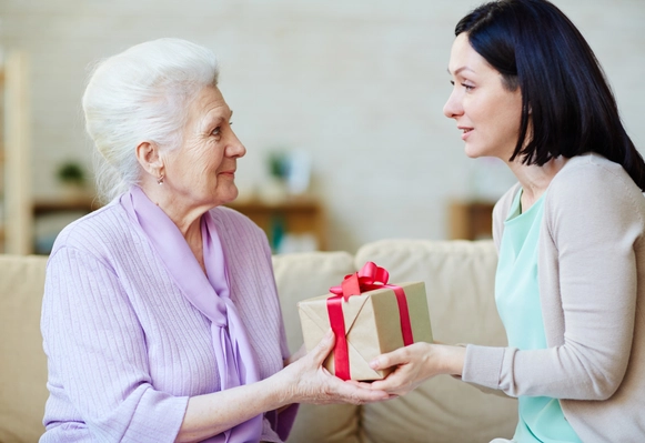 Что подарить пожилому человеку: умные подарки на все случаи жизни