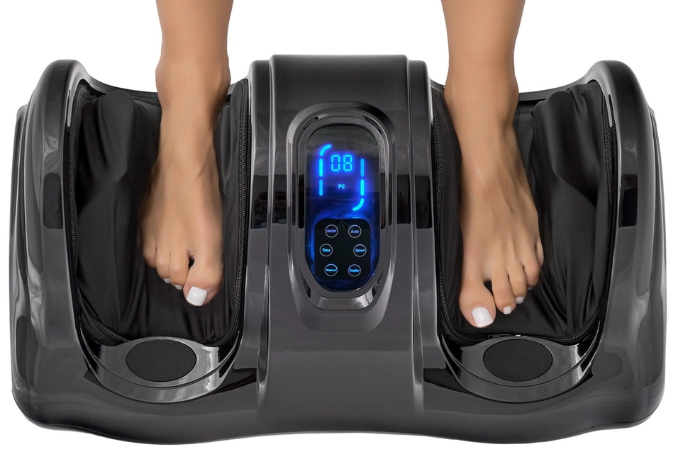 Одновременный массаж двух стоп